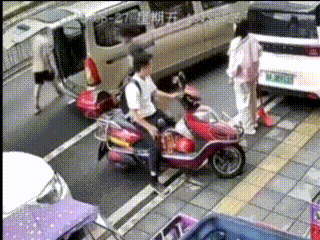 闹市区惊险一幕：2把菜刀从天而降，路人抱头躲避！警方介入调查