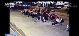 12岁男孩掉进小区窨井身亡,事发地距物业中心约5米…… 12岁男孩掉进小区窨井身亡,事发地距物业中心约5米……