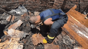 现金54w+、黄金30余克、房产证被埋火场!消防在滚烫废墟中找寻 现金54w+、黄金30余克、房产证被埋火场!消防在滚烫废墟中找寻