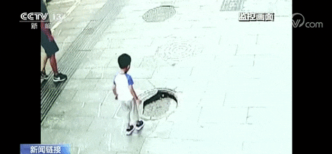 12岁男孩掉进小区窨井身亡,事发地距物业中心约5米…… 12岁男孩掉进小区窨井身亡,事发地距物业中心约5米……