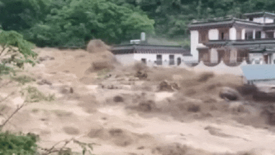 突遇山洪、山体滑坡怎么办?这些要点要记住! 突遇山洪、山体滑坡怎么办?这些要点要记住!