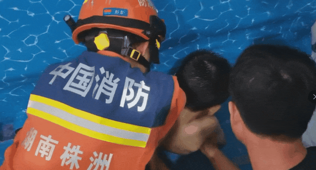 男孩整条左腿被泳池死死“咬住”,暑期带娃去泳池的家长请提高警惕! 男孩整条左腿被泳池死死“咬住”,暑期带娃去泳池的家长请提高警惕!