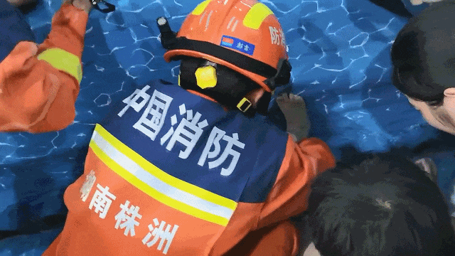男孩整条左腿被泳池死死“咬住”,暑期带娃去泳池的家长请提高警惕! 男孩整条左腿被泳池死死“咬住”,暑期带娃去泳池的家长请提高警惕!
