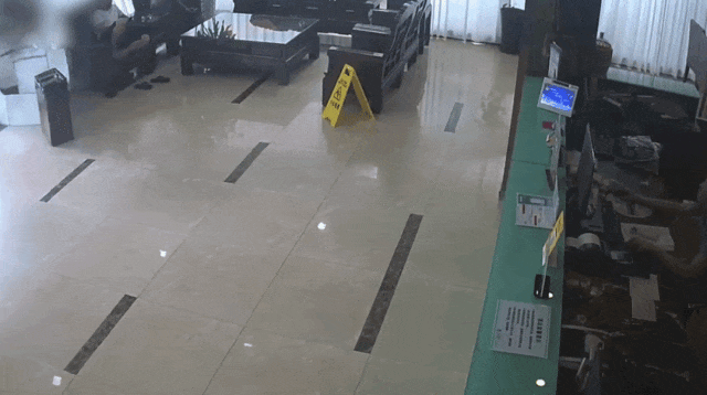 柳州女子驾车不慎撞入酒店大堂，警方通报