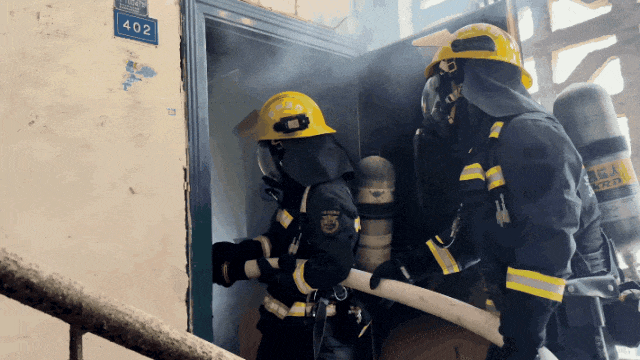 贵阳一民房起火,消防员破拆救出三猫 贵阳一民房起火,消防员破拆救出三猫