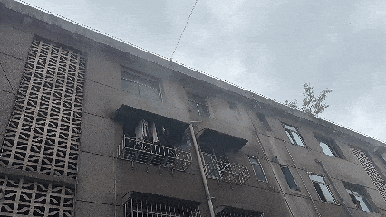 贵阳一民房起火,消防员破拆救出三猫 贵阳一民房起火,消防员破拆救出三猫