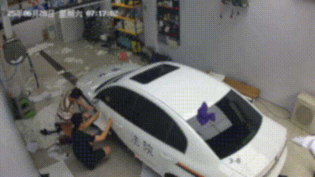 男子将私家车改为警车,不仅安装假车牌警灯还有警报器!与电动车剐碰后被民警识破 男子将私家车改为警车,不仅安装假车牌警灯还有警报器!与电动车剐碰后被民警识破