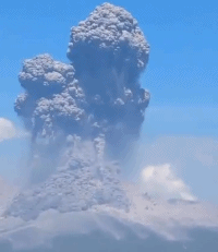 印尼一火山喷发，灰柱最高达18000米，伴有巨大轰鸣声，警戒级别提升至最高级