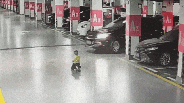 大理男童被货车碾压身亡,司机喊冤:他躺在盲区里!该怎么预防悲剧发生? 大理男童被货车碾压身亡,司机喊冤:他躺在盲区里!该怎么预防悲剧发生?