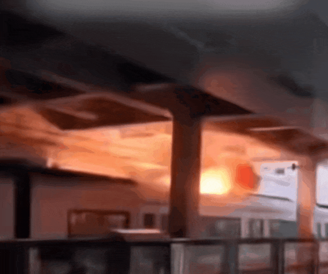 今早杭州地铁3号线冒出浓烟,乘客捂鼻逃离,官方回应→ 今早杭州地铁3号线冒出浓烟,乘客捂鼻逃离,官方回应→