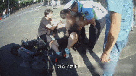 事发河北街头！男子倒地抽搐，他们冲了上去……