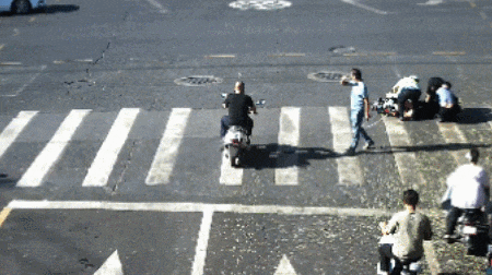 事发河北街头！男子倒地抽搐，他们冲了上去……