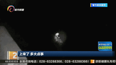 危险！男子突然倒车撞上后车，又弃车逃跑，跳入江中！这番操作是为啥？