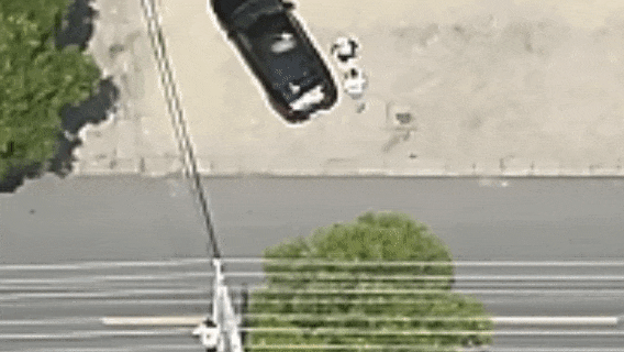 现金交接现场，警察一把按住嫌疑人……