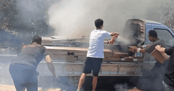 00后消防员赶考途中挺身救火!“火情紧急,考试还有下一次……” 00后消防员赶考途中挺身救火!“火情紧急,考试还有下一次……”