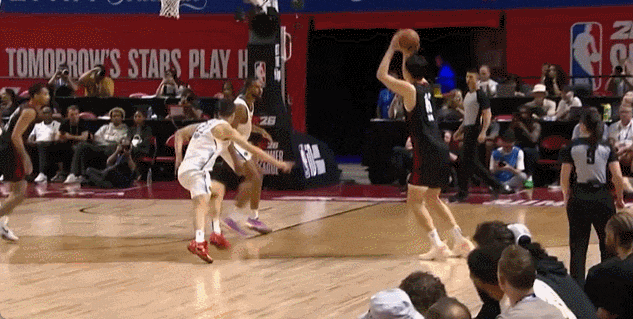 中国球员杨瀚森NBA首秀火了:首发出场,半场8分2板2助2帽!“手感传球都很棒” 中国球员杨瀚森NBA首秀火了:首发出场,半场8分2板2助2帽!“手感传球都很棒”