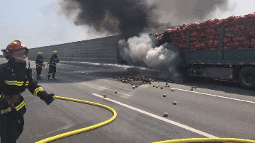 高速上一满载30吨洋葱货车自燃！洋葱撒满高速