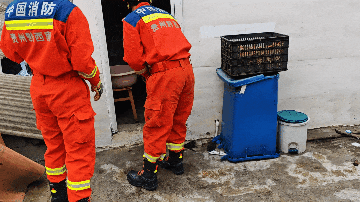 厕所惊现眼镜蛇!消防员抓捕时,它发出“嘶嘶”威胁声 厕所惊现眼镜蛇!消防员抓捕时,它发出“嘶嘶”威胁声