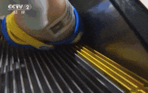 女子常穿洞洞鞋致足底钙化行走困难！医生紧急提醒：选鞋牢记这几点