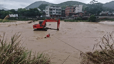 “抓住绳子”!男子被困湍流,河面上架起一条“救命绳桥” “抓住绳子”!男子被困湍流,河面上架起一条“救命绳桥”