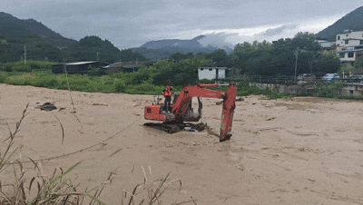 “抓住绳子”!男子被困湍流,河面上架起一条“救命绳桥” “抓住绳子”!男子被困湍流,河面上架起一条“救命绳桥”