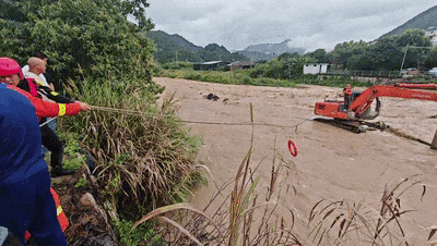 “抓住绳子”!男子被困湍流,河面上架起一条“救命绳桥” “抓住绳子”!男子被困湍流,河面上架起一条“救命绳桥”