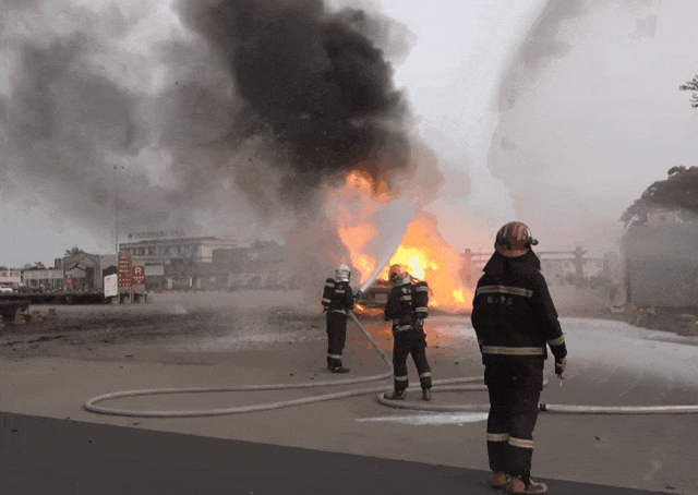 高速上一满载30吨洋葱货车自燃！洋葱撒满高速