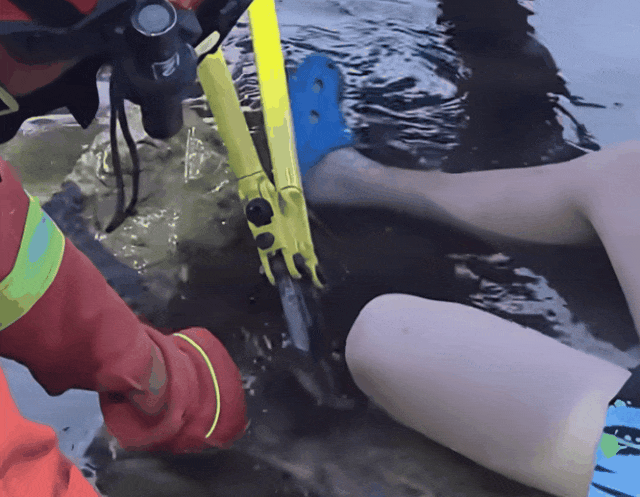 河边戏水被钢筋刺穿小腿,消防员抱着男孩徒步1.5公里送医! 河边戏水被钢筋刺穿小腿,消防员抱着男孩徒步1.5公里送医!