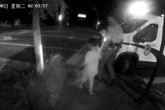 凌晨2点,幼童出走海宁街头,被美女阿姨“捡”到… 凌晨2点,幼童出走海宁街头,被美女阿姨“捡”到…