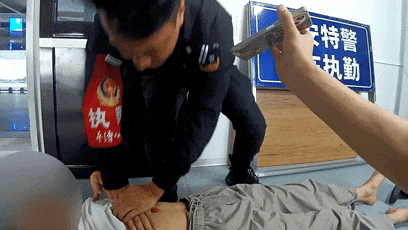 生死2分钟！福建民警这波操作，赞！