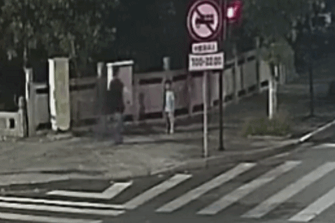 凌晨2点,幼童出走海宁街头,被美女阿姨“捡”到… 凌晨2点,幼童出走海宁街头,被美女阿姨“捡”到…