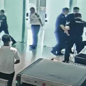 男子在机场怒砸充电宝致起火，被行拘