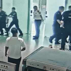 男子在机场怒砸充电宝致起火，被行拘