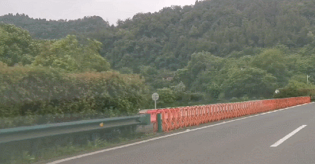 高速公路上的这个“特殊栏杆”,你知道它的正确使用方式吗? 高速公路上的这个“特殊栏杆”,你知道它的正确使用方式吗?