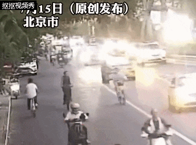 14岁少女遭男子疯狂别车  警方：李某某(男，42岁)行拘→