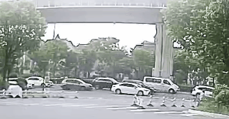 引以为戒！海宁一司机因为这件事造成多车追尾……