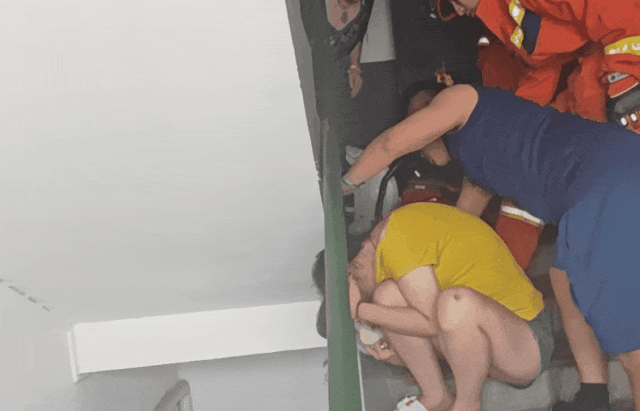 女子楼梯间亲测网上热门案例，成功“锁头”！网友：这下真上新闻了