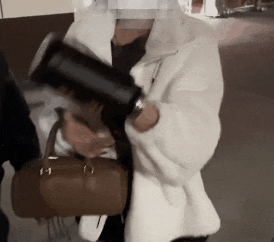 女子楼梯间亲测网上热门案例，成功“锁头”！网友：这下真上新闻了