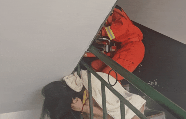 女子楼梯间亲测网上热门案例，成功“锁头”！网友：这下真上新闻了