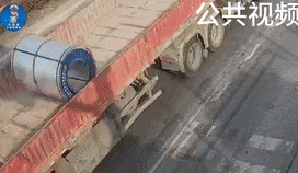 铁皮木条接连“空袭”，行车警惕“飞来横祸”！