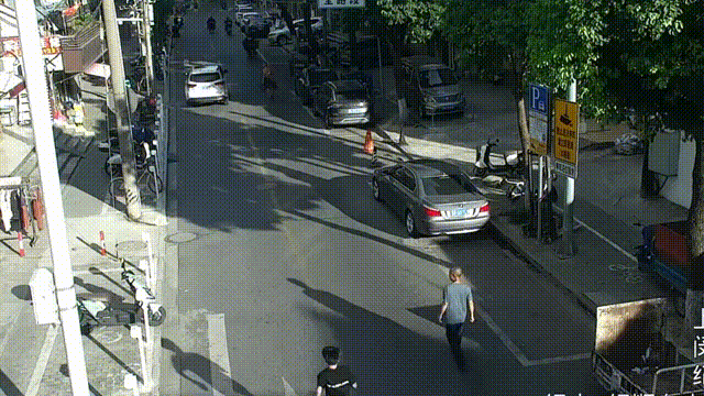 上海街头上演“警匪追逐”，53岁民警烈日下狂奔一公里逮捕嫌疑人