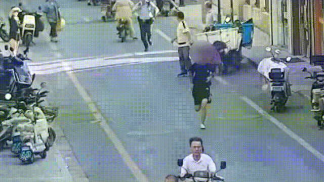 上海街头上演“警匪追逐”，53岁民警烈日下狂奔一公里逮捕嫌疑人