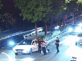 "生死时速" 深夜街头民警背人狂奔…… "生死时速" 深夜街头民警背人狂奔……