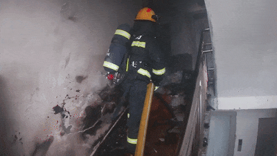 随手放的“隐形炸弹”将小区楼道点燃！这些东西比你想的更易燃