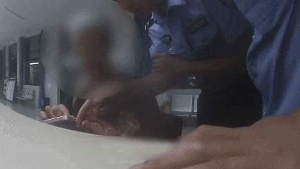 网约车冲进派出所,车上一包百元大钞!什么情况? 网约车冲进派出所,车上一包百元大钞!什么情况?