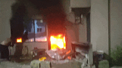 “砰”！男子刚转身上楼，爱车随即发生爆燃......