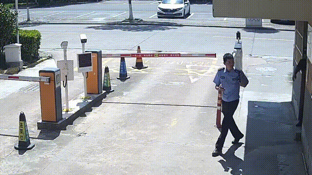 每天准时出摊的老人没出现，他急了！