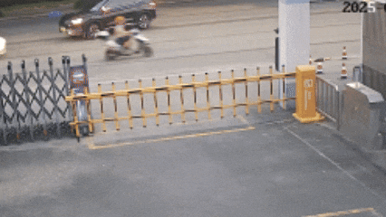 网约车冲进派出所,车上一包百元大钞!什么情况? 网约车冲进派出所,车上一包百元大钞!什么情况?