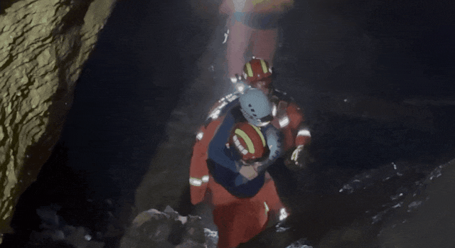 夫妻洞穴探秘，妻子却受伤被困幽暗深处......