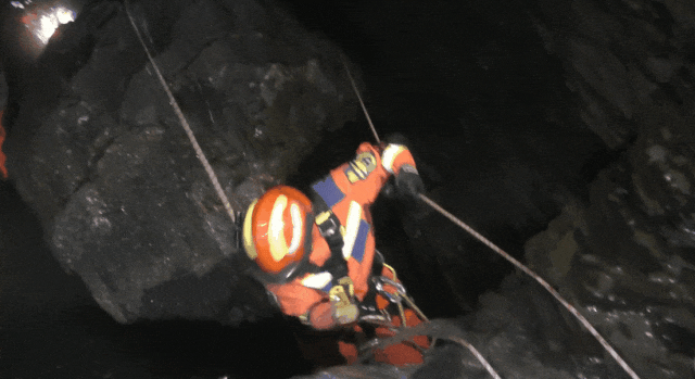 夫妻洞穴探秘，妻子却受伤被困幽暗深处......